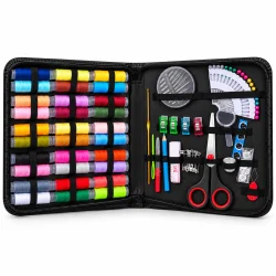 �bent sys�t med 129 dele i sort etui med farvede tr�druller, syn�le, saks, m�leb�nd og �vrigt sytilbeh�r.