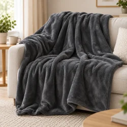 Gr�t t�ppe til sofa draperet over lys sofa i skandinavisk stue