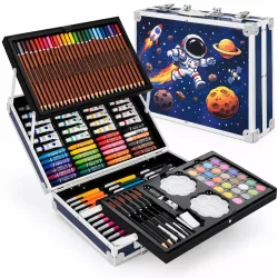 Tegnes�t til b�rn vist �bent med farveblyanter, maling, pasteller og pensler samt lukket kuffert med astronautmotiv.
