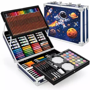 Tegnes�t til b�rn vist �bent med farveblyanter, maling, pasteller og pensler samt lukket kuffert med astronautmotiv.