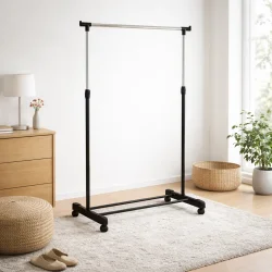 t�jstativ med hjul i minimalistisk rum uden t�j med fokus p� design