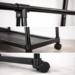 Detaljebillede af t�jstativ med hylder og hjul i sort metal