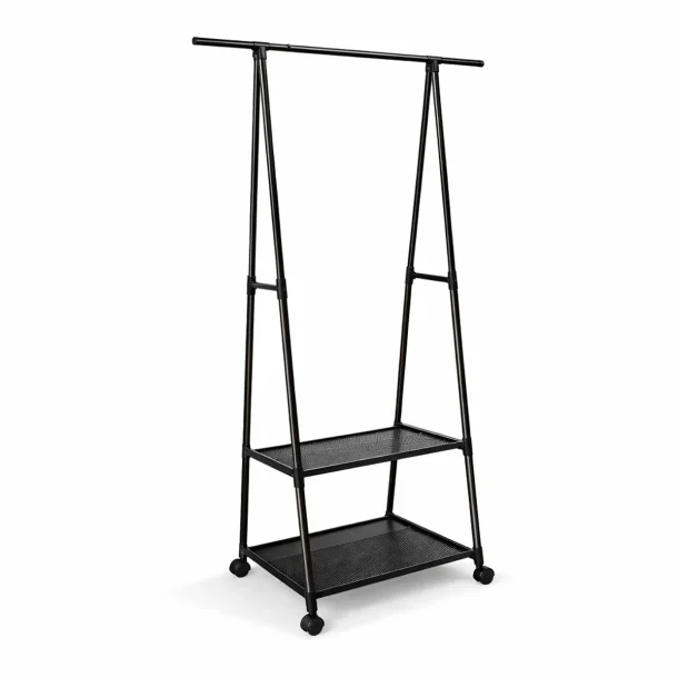 T�jstativ med hylder og hjul i sort metal p� hvid baggrund