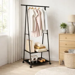 T�jstativ med hylder og hjul i sort metal i minimalistisk indretning