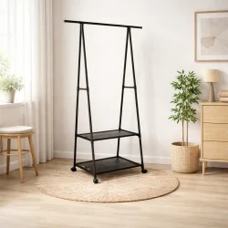 T�jstativ med hylder og hjul i sort metal i moderne hjem