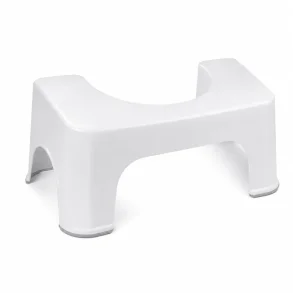 Hvid toiletskammel i ergonomisk U-form med skridsikre gummif�dder p� hvid baggrund &ndash; stabil toilet skammel i PP plast til voksne.