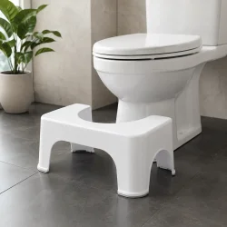Toiletskammel placeret foran moderne toilet p� badev�relse, viser ergonomisk design og naturlig fodplacering ved daglig brug.