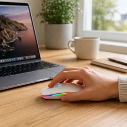 Tr�dl�s mus slim med RGB lys til laptop i brug ved moderne skrivebord med laptop