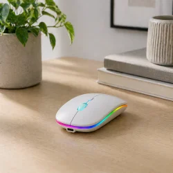 Tr�dl�s mus slim med RGB lys til laptop placeret i minimalistisk kontormilj�