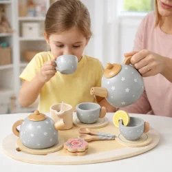 Tr� tes�t til b�rn med bakke, tekande og kopper i brug under leg