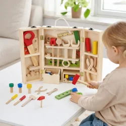 Barn leger med v�rkt�jskasse i tr�