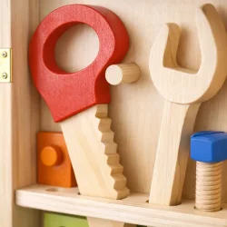 Detalje af tr� v�rkt�j til b�rn