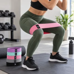 Tr�ningselastik omkring l�rene under squat til tr�ning af ben og baller
