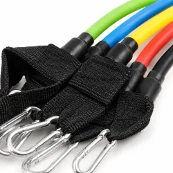 N�rbillede af tr�ningselastikker med karabinhager og slidst�rk latex til styrketr�ning og funktionel tr�ning