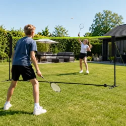 Udend�rs spil med badminton net til haven brugt af b�rn i moderne havemilj�