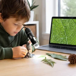 USB mikroskop til b�rn brugt ved computer med live visning af blad
