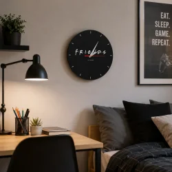 V�gur til b�rnev�relse med Friends motiv h�ngende i moderne teenagev�relse med skrivebord