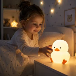 V�gelampe og natlampe til b�rn brugt af barn i hyggeligt b�rnev�relse med d�mpet LED lys