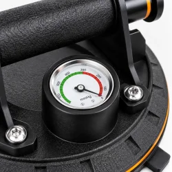 Vakuumsugekop med n�rbillede af manometer, pumpeh�ndtag og fastg�relse