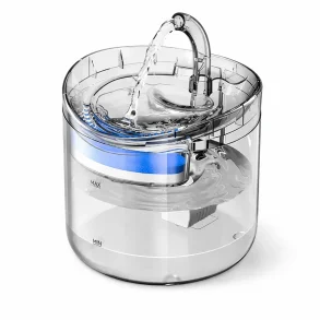 vandfont�ne til kat med filter og st�jsvag pumpe p� hvid baggrund