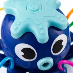 Makro close-up af bl�ksprutte sprinkler med detaljer i robust plast og farverige vandslanger