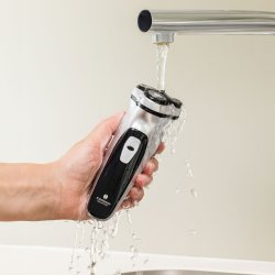 Elektrisk barbermaskine med kompakt design og ergonomisk greb