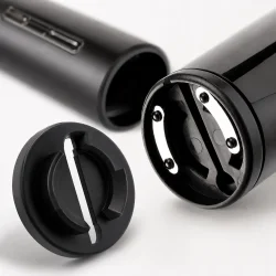 Vin�bner med foliesk�rer i closeup der viser detaljer og automatisk �bning af korkprop