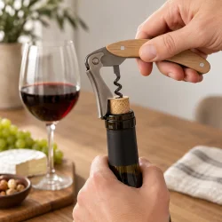 Vin�bner med tr�h�ndtag i brug til �bning af vinflaske med kork