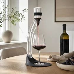 Vinbelufter med stativ i brug ved bordservering af r�dvin, hvor vinen iltes direkte i glasset for forbedret bouquet