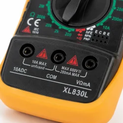Voltmeter XL830L med n�rbillede af m�leindgange og funktioner til AC/DC m�ling