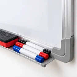 Whiteboard tilbeh�r med hylde, whiteboard tuscher og magnetisk visker vist t�t p� tavlens aluminiumsramme.