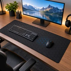 XXL musem�tte p� skrivebord med tastatur og mus placeret p� den store sorte overflade.
